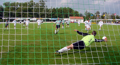  Andr&eacute; de Boer schiet raak vanaf 11 meter (Foto Helmich Lubberts)